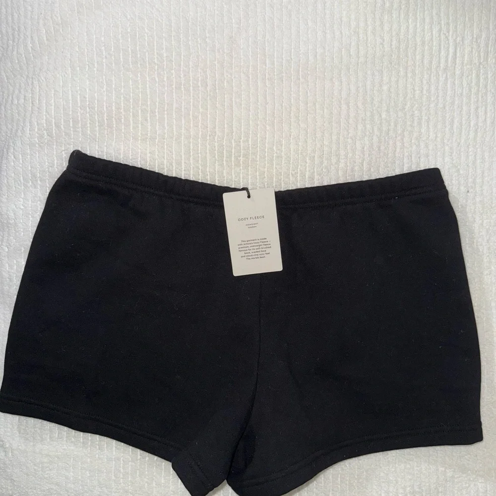 NWT Aritzia Sweatfleece Shorts - Black - Size M - Picture 2 of 3